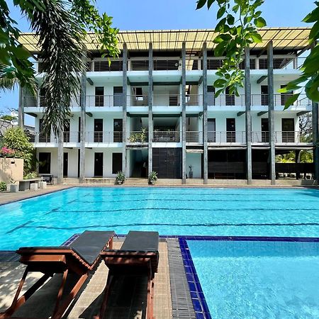 Olanro Negombo Hotel Buitenkant foto