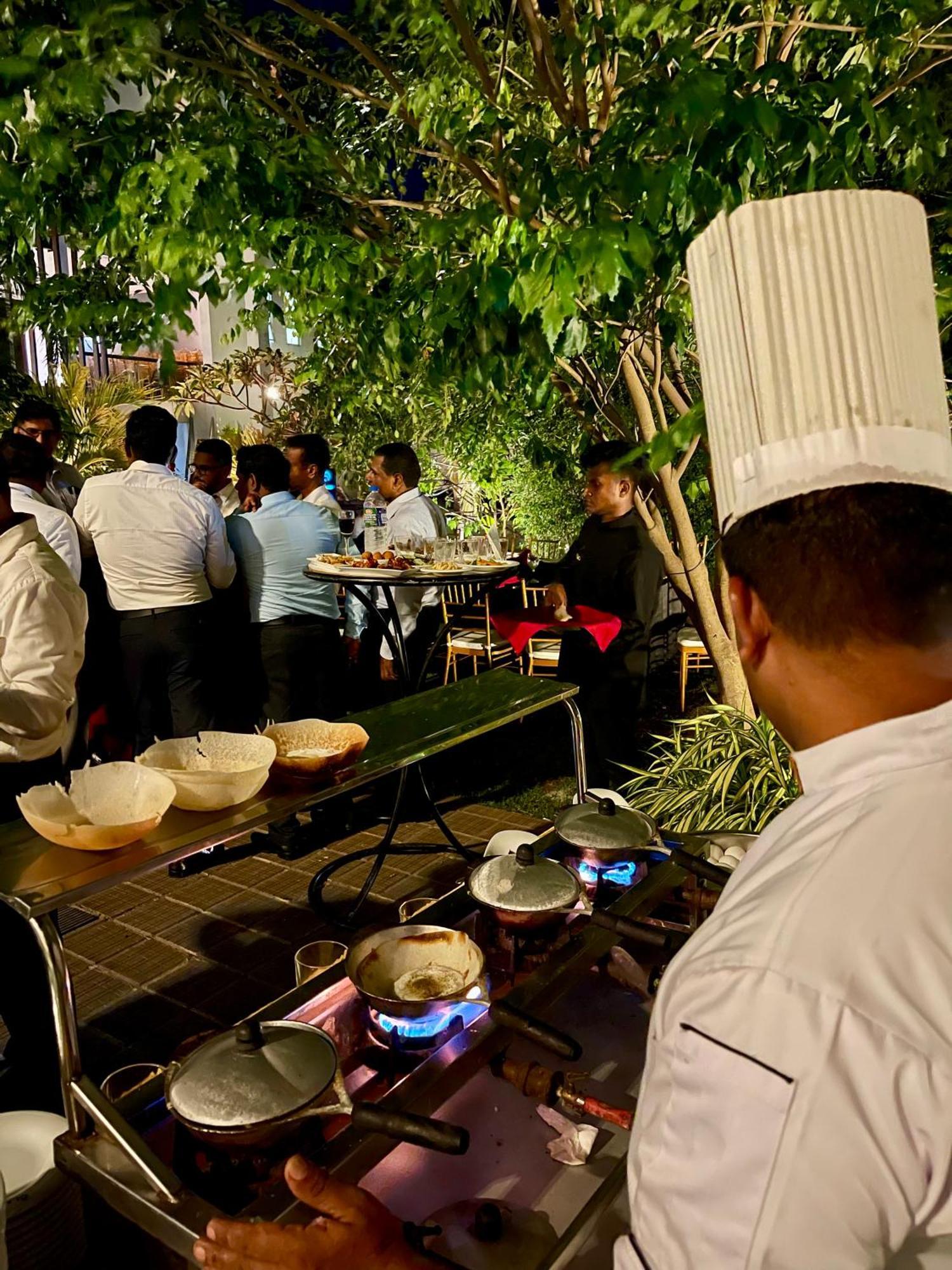 Olanro Negombo Hotel Buitenkant foto
